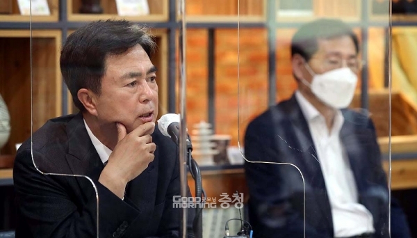 민선7기에 임명된 충남도 산하 공공기관장들을 겨냥한 김태흠 도지사 당선인의 발언 수위가 갈수록 높아지고 있다. (충남도 제공: 13일 도청에서 기자간담회를 갖고 있는 김태흠 당선인/ 굿모닝충청=김갑수 기자)