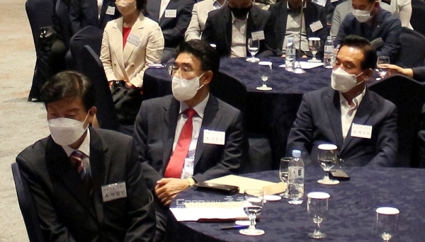 이응우 계룡시장 당선인은 지난 23일 예산 덕산 스플라스 리솜에서 열린 국민의힘 충남도당 주최 6.1 지방선거 당선인 대회에서 “남부출장소를 계룡시에 유치할 수 있도록 힘을 모아 달라”며 유치 경쟁에 불을 지폈다. (왼쪽부터 박범인 금산군수 당선인, 이응우 계룡시장 당선인, 백성현 논산시장 당선인)