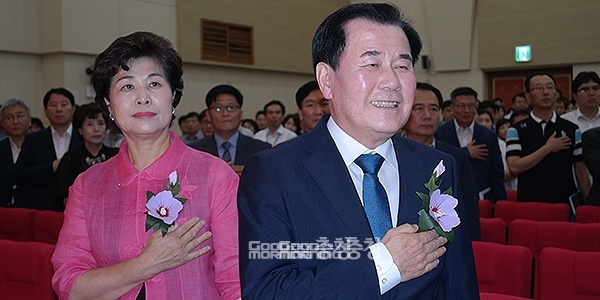 6.1 지방선거를 통해 3선 연임에 성공한 김지철 충남교육감의 취임식이 다음 달 4일 오후 3시 교육청 대강당에서 열린다. (2018년 취임식 모습. 김지철 교육감과 부인 양현옥 여사. 자료사진=본사DB/굿모닝충청 이종현 기자)