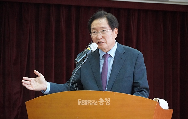 김영석 힘쎈(센) 충남 준비위원회(이하 준비위) 위원장은 30일 “저출산과 고령화 등 복지정책은 도지사가 바뀌었다고 해서 간과될 문제는 아니라고 생각한다”며 “여전히 큰 비중을 두고 복지정책을 추진할 예정”이라고 말했다. (사진=굿모닝충청 이종현 기자)