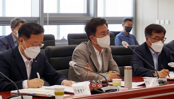 김태흠 충남도지사가 도 산하 공공기관에 대한 감사를 지시했다. 사실상 민선7기 공공기관장들을 향한 칼을 빼든 것 아니냐는 관측이 나오고 있다. (왼쪽부터 이필영 행정부지사, 김태흠 지사, 전형식 정무부지사/ 굿모닝충청=김갑수 기자)