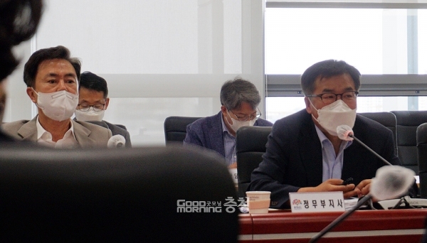 전형식 충남도 정무부지사는 4일 “제게는 초기 단계에서부터 오셨으면 한다”며 “다 준비하다보면 이미 끝난다”고 말했다. (왼쪽부터 김태흠 지사와 전형식 부지사/ 굿모닝충청=김갑수 기자)