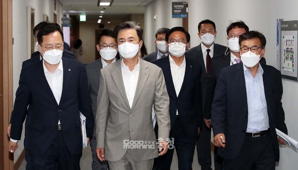 민선7기에 임명된 충남도 공공기관장들을 상대로 메시지를 통해 사퇴를 압박해 온 김태흠 충남지사가 사실상 구체적인 행동에 나서 눈길을 끌고 있다. (충남도 제공: 김태흠 지사가 이필행 행정부지사, 전형식 정무부지사 등과 실국원장회의 참석을 위해 중회의실로 향하고 있다/ 굿모닝충청=김갑수 기자)