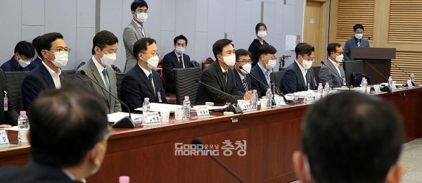 김태흠 지사는 모두발언을 통해 “의원님들의 고견을 듣고 도 공무원들이 일사불란하게 예산 확보를 위해 최선을 다하겠다는 생각으로 이 자리를 마련했다. 더 잘 모시겠다”며 “좋았던 부분은 계승하고 아쉬웠던 부분은 더 잘 하겠다는 각오로 임하고 있으니 도와 달라”고 요청했다. (충남도 제공)