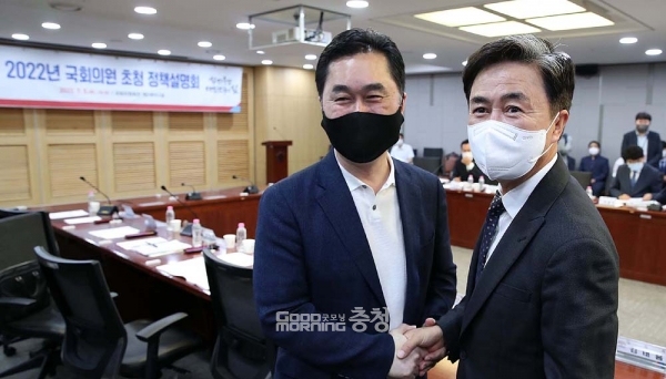 6일 오전 서울 여의도 국회의원회관에서 진행된 충남지역 국회의원 초청 정책설명회는 민선8기 도정의 방향성 중 일부를 드러냈다는 점에서 이런 저런 분석이 나오고 있다. (충남도 제공: 더불어민주당 김종민 국회의원과 악수를 하고 있는 김태흠 지사. 김 지사는 민선4기 초대 정무부지사, 김 의원은 민선5기 초대 정무부지사를 지냈다/ 굿모닝충청=김갑수 기자)