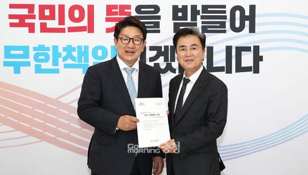 김태흠 지사는 정책설명회 이후에도 국민의힘 권성동 원내대표와 민주당 김성환 정책위의장을 만나 도정 현안에 대한 지원을 요청했다. (충남도 제공)