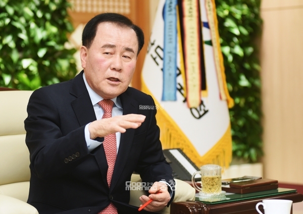 김지철 충남교육감이 정부의 지방교육재정교부금(이하 교부금) 제도 개편안에 대해 비판하고 나섰다. 8일 자신의 페이스북에 ‘교부금 개편 방안에 대한 충남교육감의 입장’이라는 제목으로 올린 글을 통해서다. (자료사진=본사DB/굿모닝충청 이종현 기자)