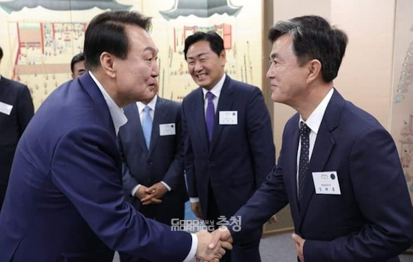 김태흠 지사가 공공기관 구조조정을 충남에서 가장 먼저 시작하겠다는 의지를 밝혔다. 또 충남 혁신도시(내포신도시)에 공공기관이 조속히 이전할 수 있도록 해 줄 것을 윤석열 대통령에게 요청했다. (사진=김태흠 충남지사 페이스북/굿모닝충청 이종현 기자)