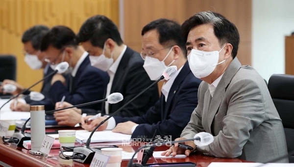 김태흠 지사는 지난 4일 도청 중회의실에서 열린 민선8기 출범 이후 첫 실국원장회의에서 정한율 청년공동체지원국장의 보고를 들은 뒤 “그걸 왜 그쪽에서 맡느냐?”며 조직개편의 필요성을 언급했다. (충남도 제공)