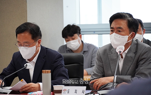 김태흠 충남지사가 공공기관 경영 평가·진단 입장에 대한 강한 의지를 재차 드러냈다. 11일 오전 도청 중회의실에서 열린 실국원장회의를 통해서다. 특히 일부 실·국장들이 일주일 전과 같은 내용을 언급하자 이를 질타하기도 했다. (사진=굿모닝충청 이종현 기자)