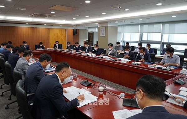 김 지사는 김석필 저출산보건복지실장의 어르신 일자리 통합지원센터 설치 추진 보고에 대해서도 “이 내용도 지난주에 보고하지 않았냐? 자꾸 이렇게 하지 말라”고 지적했다. (사진=굿모닝충청 이종현 기자)