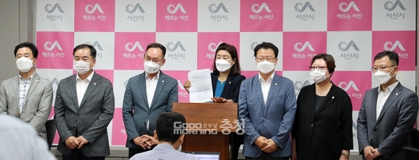 더불어민주당 소속 서산시의회 의원들이 원구성 지연에 대한 책임을 국민의힘 쪽에 돌리며 조속한 정상화를 압박하고 나섰다. (민주당 의원들 제공/ 굿모닝충청=김갑수 기자)