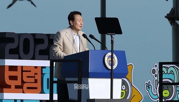 윤석열 대통령은 16일 “머드라는 해양자원을 성공적으로 활용한 아시아 3대 축제 보령머드축제가 해양산업의 미래와 비전을 공유하는 산업박람회로 재탄생했다”며 “서해의 무궁한 가능성과 보령 머드의 가치가 세계에 널리 알려지길 기대한다”고 말했다. (충남도 제공/ 굿모닝충청=김갑수 기자)