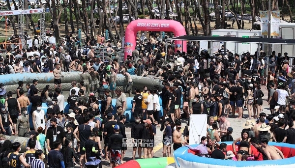 이날 개막식은 축하공연과 김동일 보령시장의 개막선언, 김 지사 환영사, 윤 대통령 축사, 주제영상 상영, 초청가수 공연과 해상 멀티미디어쇼 등의 순으로 진행됐다. (충남도 제공)