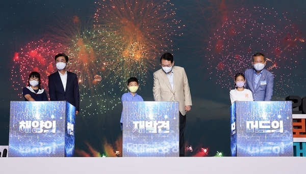 윤석열 대통령의 16일 2022보령해양머드박람회 개막식 참석은 정치적인 측면에서 다양한 해석을 불러일으키고 있다. (대통령실 제공: 왼쪽부터 김태흠 충남지사, 윤석열 대통령, 이상민 행정안전부 장관/ 굿모닝충청=김갑수 기자)