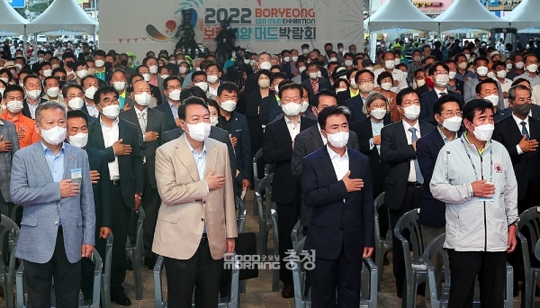 김태흠 지사는 개막식 전 환담장에서 “충남지역 현안이 많은 만큼 조만간 찾아뵙고 요청드리겠다”고 했고, 윤석열 대통령은 “언제든지 오시라”라고 화답한 것으로 전해지고 있다. (대통령실 제공)