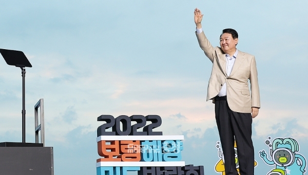 윤석열 대통령이 개막식에 참석한 국민들에게 손을 흔들어 인사하고 있다. (대통령실 제공)