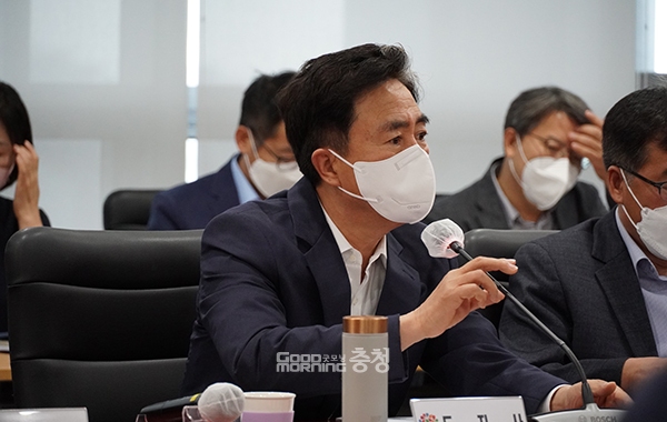 김태흠 충남지사는 18일 도 산하 공공기관 구조조정과 관련 “언론에서 뭐라고 쓰던 당사자들이 뭐라고 하던 눈 하나 꼼짝하지 않는다”고 말했다. (사진=굿모닝충청 이종현 기자)