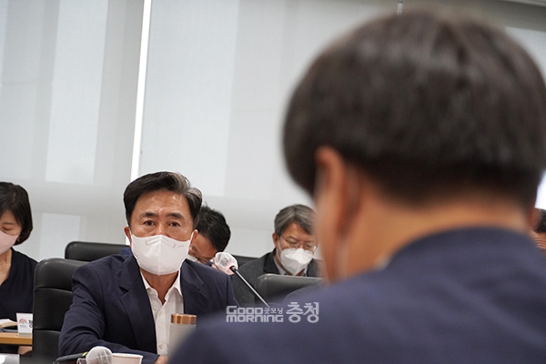 김태흠 충남지사가 젊은 공직자들을 대상으로 한 단기 해외연수 추진을 지시했다. (사진=굿모닝충청 이종현 기자)