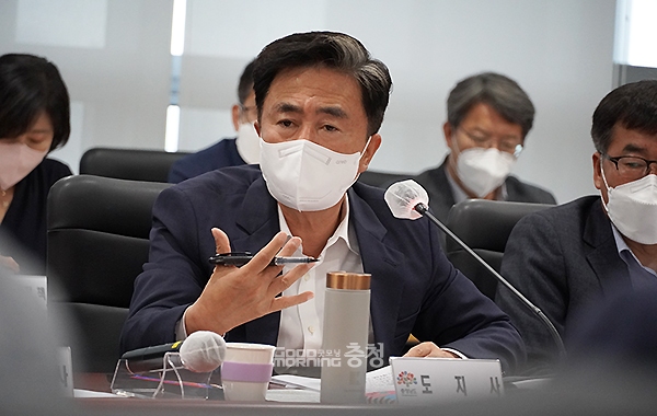 김 지사는 “철도를 놓거나 역사를 짓는 건 국가가 할 일이다. 역사를 짓겠다고 도 예산을 투입하는 것은 도저히 받아들일 수 없다”고 강조했다. (사진=굿모닝충청 이종현 기자)