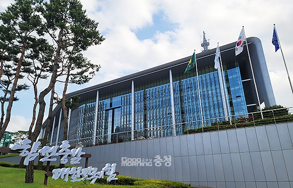 충남도 산하 공공기관의 통·폐합 대상에 관심이 쏠리고 있다. (도청 전경. 사진=굿모닝충청 이종현 기자)