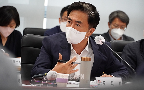 실제로 김 지사는 18일 진행된 실국원장회의에서 작심한 듯 “‘문화’라는 단어가 들어간 산하기관이 너무 많다. 문화체육관광국 산하 공공기관이 24개 중 7개나 된다”며 “향후 추가되는 것까지 포함하면 10개다. 어느 부처도 산하 기관이 10개인 곳은 본 적이 없다”고 지적했다. (자료사진=본사DB/굿모닝충청 이종혀 ㄴ기자)