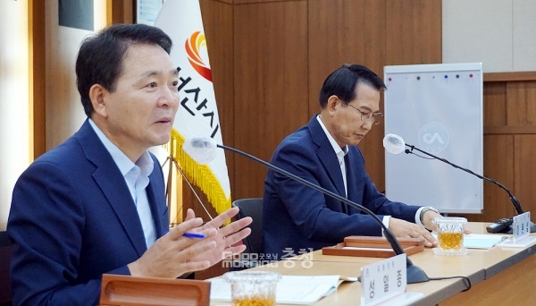 국민의힘 성일종 국회의원(서산·태안)과 이완섭 서산시장이 2023년도 정부예산 확보를 위해 머리를 맞댔다. (굿모닝충청=김갑수 기자)