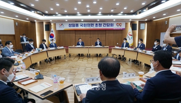 이들은 20일 오전 서산시청 중회의실에서 간담회를 갖고 주요 현안에 대한 공조 방안을 협의했다.