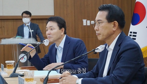 국민의힘 성일종 국회의원(서산·태안)은 20일 “서울대병원이 반드시 와야 한다”며 “그래야 우리 서산·태안은 물론, 당진과 예산, 홍성, 보령, 서천까지 혜택을 받게 된다”고 말했다. (왼쪽부터 성일종 국회의원과 이완섭 서산시장, 그 뒤는 한상호 기획팀장/ 굿모닝충청=김갑수 기자)