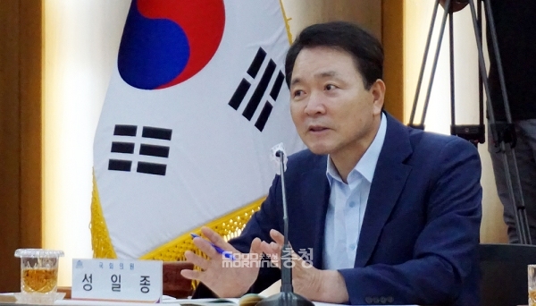 집권여당 정책위의장인 국민의힘 성일종 국회의원(서산·태안)이 서해선 삽교역 신설에 지방비(271억 원)를 투입하는 것은 적절치 않다는 입장을 밝혔다. (굿모닝충청=김갑수 기자)