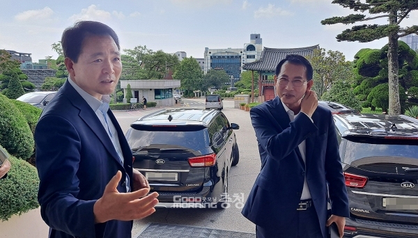 국민의힘 성일종 국회의원(서산·태안)은 20일, 원구성을 둘러싼 입장차로 파행이 이어지고 있는 서산시의회를 향해 “상식을 회복해야 한다”고 말했다. (성일종 국회의원과 이완섭 서산시장/ 굿모닝충청=김갑수 기자)