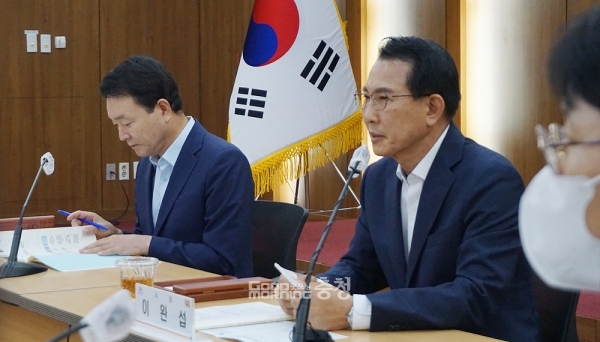 이완섭 서산시장은 20일 “가급적 (구상) 부시장을 중심으로 행정을 처리하고, (저는) 밖에서 시민을 만나고 현장 구석구석을 살피는 시간을 많이 갖겠다”고 말했다. (왼쪽부터 성일종 국회의원과 이완섭 서산시장/ 굿모닝충청=김갑수 기자)