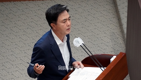 김태흠 충남지사는 26일 “민선7기 4년 동안 5개의 공공기관을 늘렸다. 그런 부분에 대해 도민들께서 이해할 수 있겠나?”며 “이대로 방치하는 것은 도지사의 책무를 못하는 것”이라고 말했다. (굿모닝충청=이종현 기자)