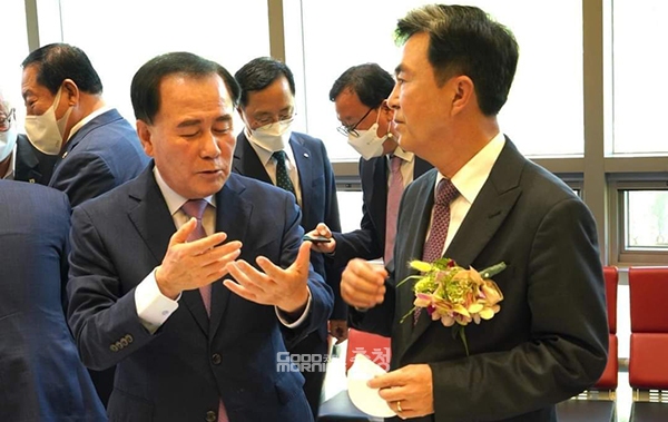 민선8기 충남도와 충남교육청의 교육협력사업 향방이 주목된다. 현재로서는 일부 사업의 축소가 불가피할 것으로 보이는데, 김태흠 지사와 김지철 교육감이 얼마나 협치를 하느냐가 관건이 될 전망이다. (왼쪽부터 김지철 교육감, 김태흠 지사. 자료사진=김지철 교육감 페이스북 갈무리/굿모닝충청 이종현 기자)