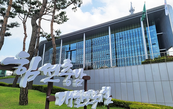 충남도가 추진 중인 의병기념관(이하 기념관) 건립 위치를 두고 내포신도시 품고 있는 홍성군과 예산군 간 갈등이 불거질 조짐이다. (충남도청 전경. 자료사진=본사DB/굿모닝충청 이종현 기자)