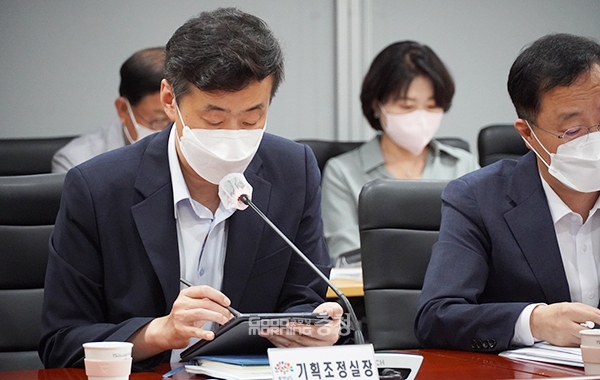 민선8기 김태흠 충남지사의 공약 가운데 100일 중점과제인 ‘교육 국제화 특구(IB) 지정’에 천안시와 아산시, 계룡시 등 3개 지역이 신청을 한 것으로 확인됐다. (이창규 충남도 기획조정실장. 사진=굿모닝충청 이종현 기자)