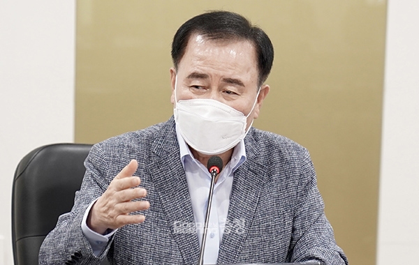 김지철 충남교육감이 만 5세 초등학교 입학을 내용으로 한 학제 개편안을 꺼낸 교육부를 향해 “국가교육위원회(이하 국교위) 구성조차 하지 못하고 있는 현실에서 의견수렴이나 공론화 과정 없이 자꾸 무리수를 두는 것을 지양해야 한다”고 지적하고 나섰다. (사진=충남교육청 제공/굿모닝충청 이종현 기자)