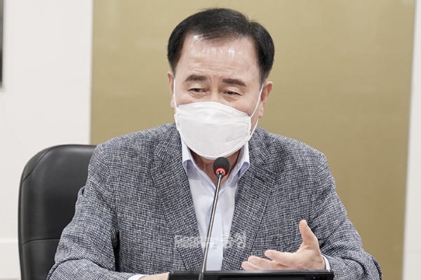 김지철 충남교육감은 8일 충남도와 함께 추진하는 교육협력사업과 관련 “동반자적 관점에서 함께 머리를 맞대고 해결해 나갈 현안이 어떠한 것이 있는지 고민이 필요하다”고 말했다. (사진=충남교육청 제공/굿모닝충청 이종현 기자)