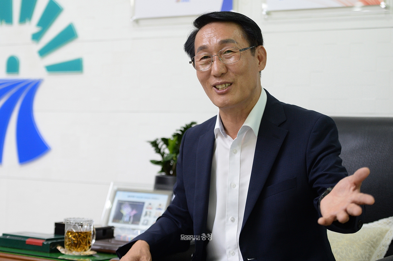 이용록 홍성군수는 공무원 출신이다. 초·중·고·대학을 홍성에서 나온 뒤 1980년 홍동면에서 공직을 시작했다. 이후 홍성군과 충남도에서 요직을 거쳤다. (사진=홍성군 제공/굿모닝충청 이종현 기자)