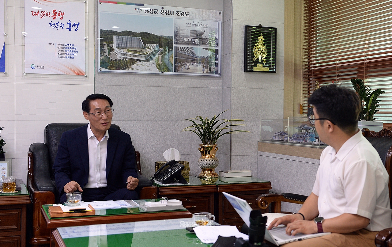 취임한 지 한 달하고 보름이 지났다. ‘따뜻한 동행 행복한 홍성’을 민선8기 비전으로 내 건 이 군수에 대한 군민들의 기대가 크다. 굿모닝충청이 지난 17일 이 군수를 만나 민선8기 군정 운영 방침과 주요 현안에 대한 입장을 들어봤다. (사진=홍성군 제공/굿모닝충청 이종현 기자)