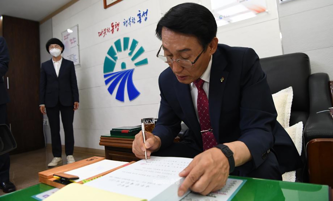 이 군수는 취임과 동시에 1호 결제로 ‘내포 뉴그린 국가산업단지 조성 추진 계획’을 1호 서명했다. (자료사진=홍성군 제공/굿모닝충청 이종현 기자)