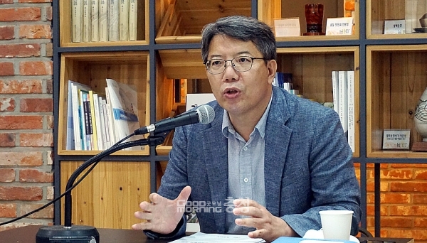 구기선 충남도 예산담당관은 기자간담회를 열어 공공기관 경영효율화 추진의 필요성을 설명했다.