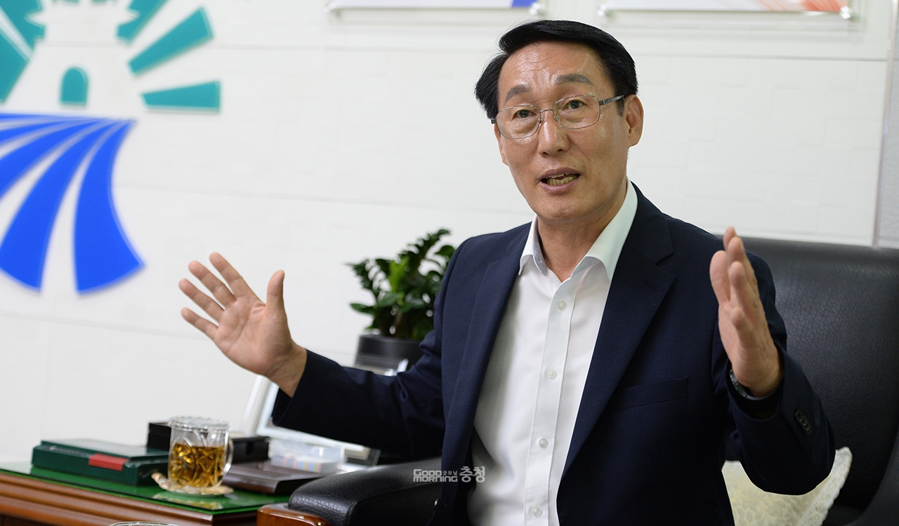 이용록 홍성군수가 기암괴석이 많아 충남의 금강산이라 불리는 용봉산에 모노레일과 출렁다리를 설치하겠다는 의지를 분명히 밝혔다. (사진=홍성군 제공/굿모닝충청 이종현 기자)