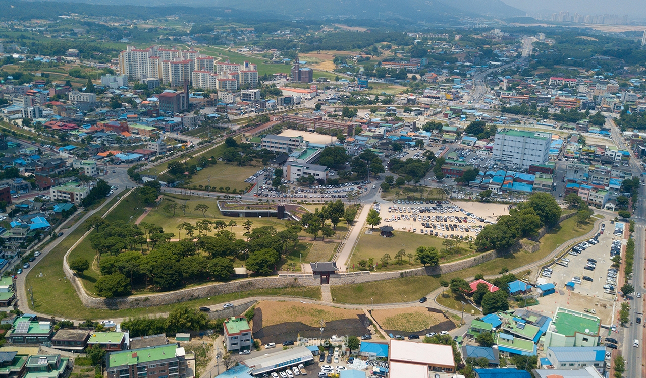 이용록 홍성군수는 “그동안 문화재청 예산에만 의존하다보니 진척이 없었다”며 “국비 확보에 총력을 기울이는 한편 군 자체 예산을 집중 투자해 홍주읍성 복원을 추진하겠다”고 강조했다. (홍주읍성 항공사진. 자료사진=홍성군 제공/굿모닝충청 이종현 기자)