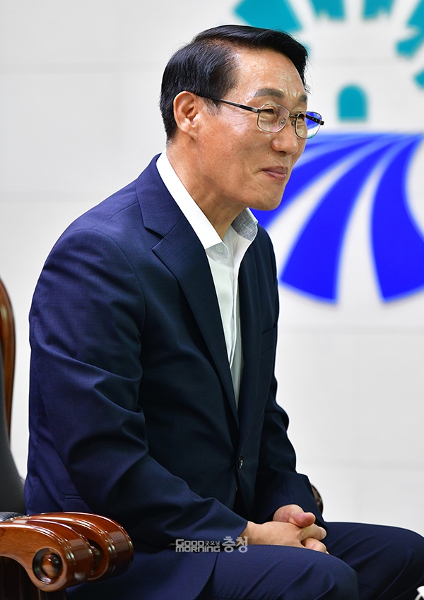 용봉산 모노레일·출렁다리 설치 사업에 대해선 “‘예산군은 출렁다리도 있는데 홍성은 없는 게 많다’는 질책을 수없이 들었다”며 “홍성의 경쟁력을 높이기 위해선 관광 인프라 확충이 무엇보다 중요하다”고 말했다. (사진=홍성군 제공/굿모닝충청 이종현 기자)