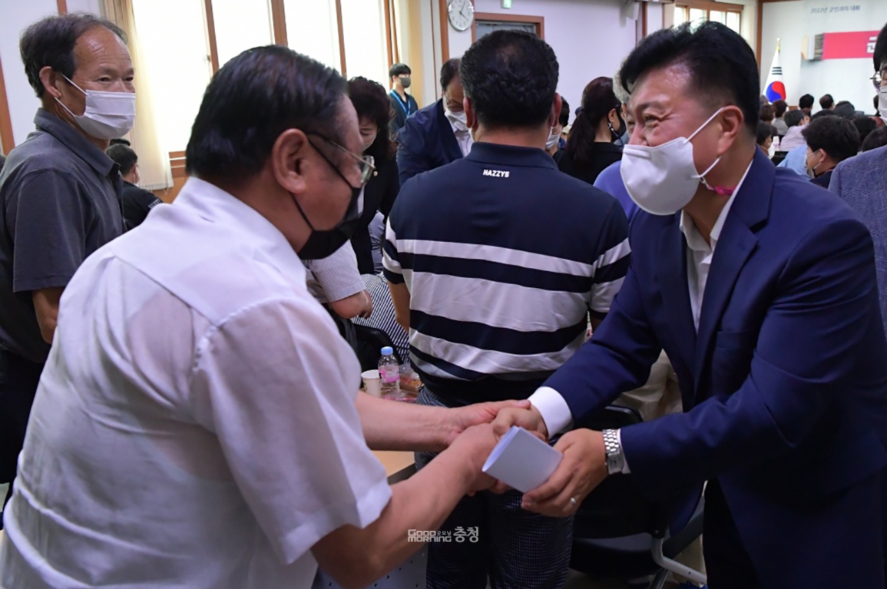 최재구 예산군수는 “군민과 늘 소통하고 겸손한 자세로 경청하는 군수가 되겠다”는 의지를 드러냈다. (지난달 12일 예산읍 초도방문 중 주민과 인사를 나누고 있는 최 군수. 자료사진=예산군 제공/굿모닝충청 이종현 기자)