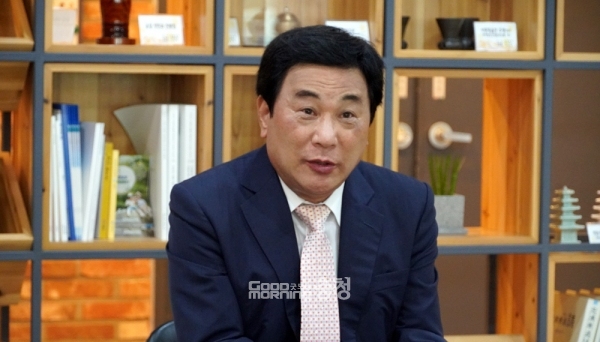 민선8기 들어 본격화 되고 있는 충남도 공공기관 감사의 지휘봉을 경찰 출신이 잡게 됐다. (배병철 신임 감사위원장이 1일 도청 프레스센터에서 기자들의 질문에 답하고 있다/ 굿모닝충청=김갑수 기자)