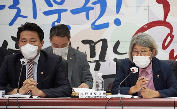 23일 충남도청 대회의실에서 열린 ‘공공기관 경영 효율화 연구용역 착수보고회’에 참석한 충남도의회 기획경제위원회 소속 의원들이 쓴소리와 함께 몇 가지 당부를 해 눈길을 끌고 있다. (왼쪽부터 안종혁·김명숙 도의원. 사진=굿모닝충청 이종현 기자)