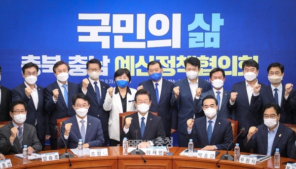 육군사관학교 논산 이전이 민선8기 충남도정의 최대 현안 중 하나로 부각되고 있는 가운데, 제1야당인 더불어민주당의 스탠스에 관심이 쏠리고 있다. (민주당 홈페이지: 23일 국회에서 열린 충청권 예산정책협의회/ 굿모닝충청=김갑수 기자)