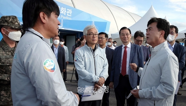 김태흠 지사는 23일 계룡세계군문화엑스포 현장에서 개최된 기자간담회에서 “육사 서울에 있을 필요가 없다고 생각한다. 3군본부와 군 관련 인프라가 잘 갖춰져 있는 논산에 와야 한다는 것이 저의 소신이자 약속”이라고 강조했다. (페이스북)
